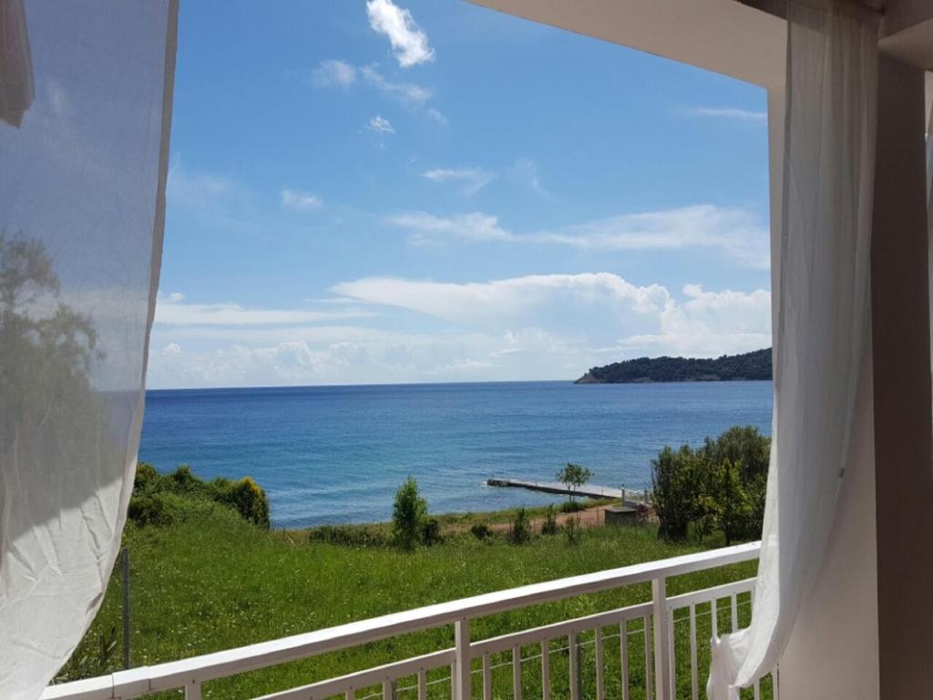 Maranton Beach Hotel Коинира Экстерьер фото