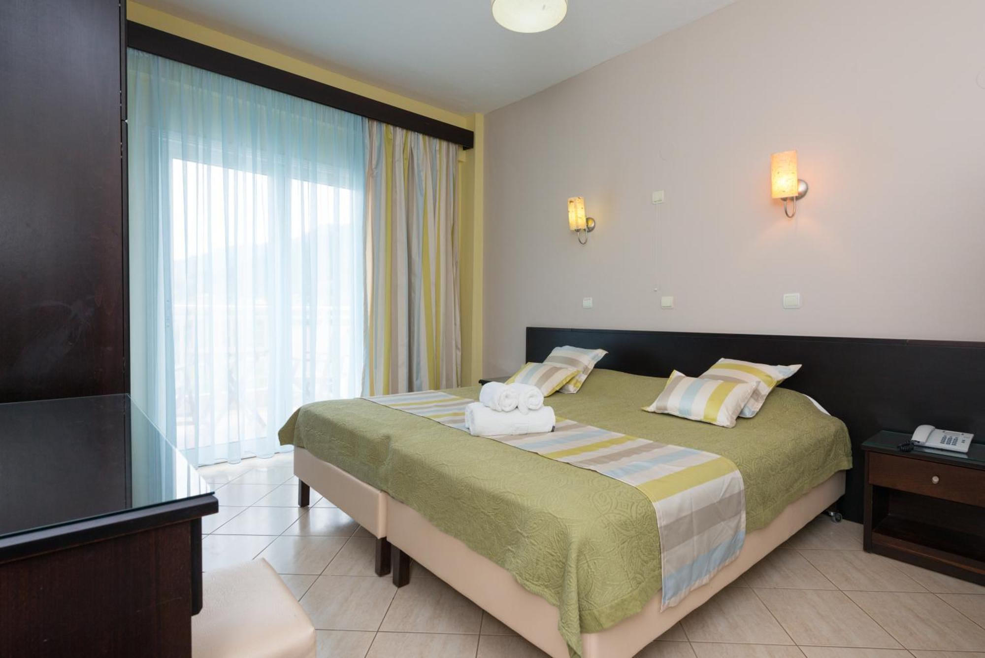 Maranton Beach Hotel Коинира Номер фото