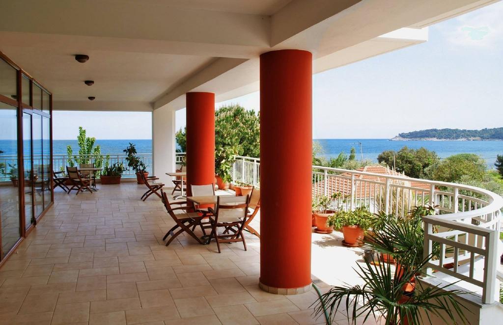 Maranton Beach Hotel Коинира Экстерьер фото