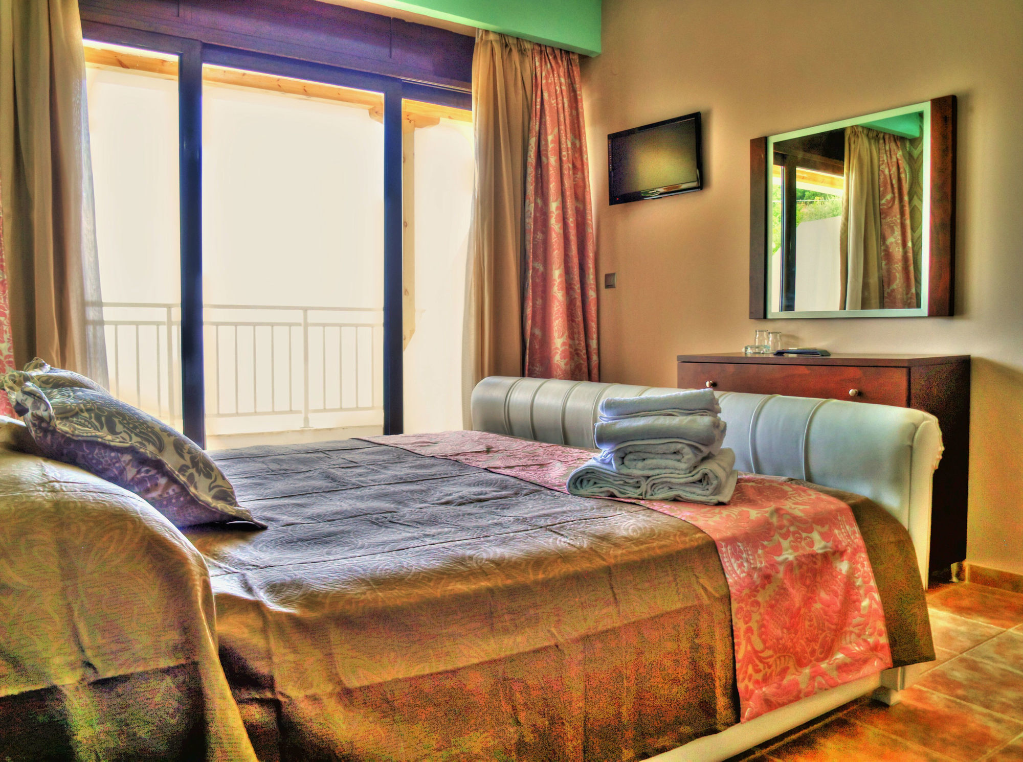 Maranton Beach Hotel Коинира Экстерьер фото